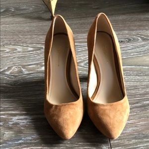 BCBG PUMPS